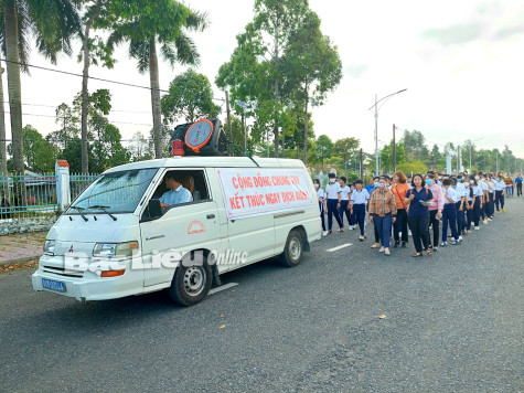 Hơn 300 người tham dự mít-tinh Ngày Thế giới phòng chống AIDS