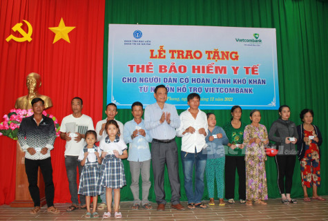 BHXH tỉnh: Trao tặng 250 thẻ BHYT cho người có hoàn cảnh khó khăn