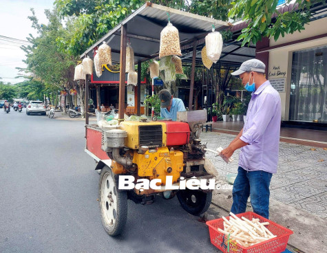 “Ai bánh ống gạo hôn”