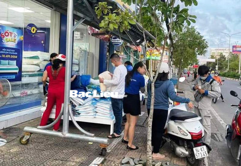 Muôn kiểu xả hàng cuối năm