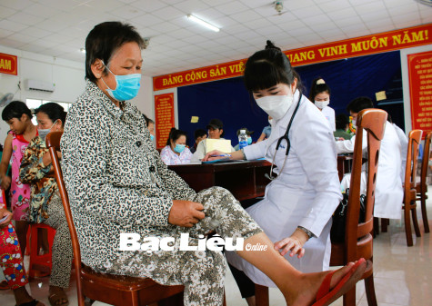 Khám bệnh, tặng quà cho 300 người dân TX. Giá Rai