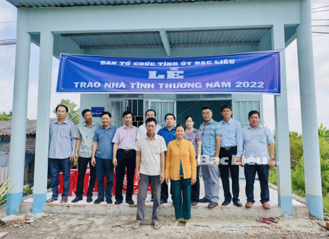Ban Tổ chức Tỉnh ủy: Nghiệm thu và bàn giao nhà tình thương ở xã Định Thành A