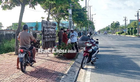 Hàng rong lại lấn chiếm vỉa hè, lòng đường
