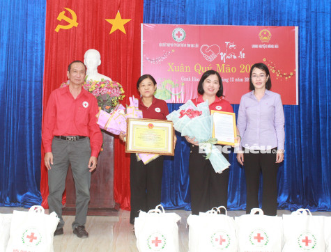 Tặng 150 suất quà Tết cho ngư dân huyện Đông Hải