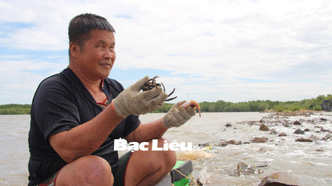 Ông mù mưu sinh dưới đáy biển