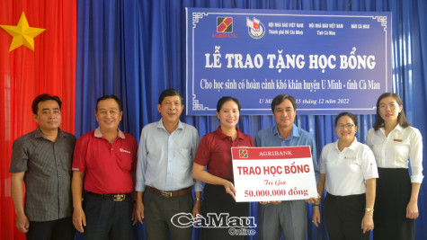 Agribank trao tặng 100 suất học bổng cho học sinh khó khăn