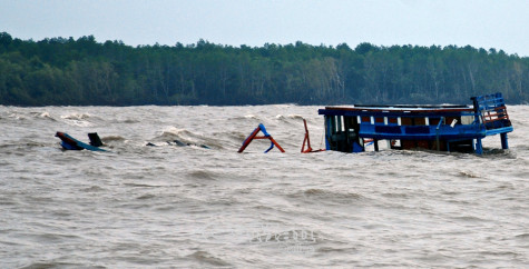 Tàu đang neo đậu bị đâm chìm giữa khuya