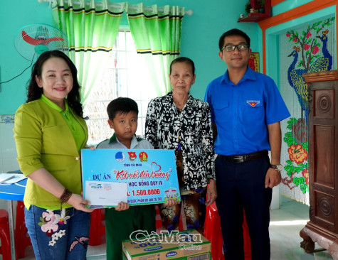 Trao học bổng dự án "Kết nối đến trường"