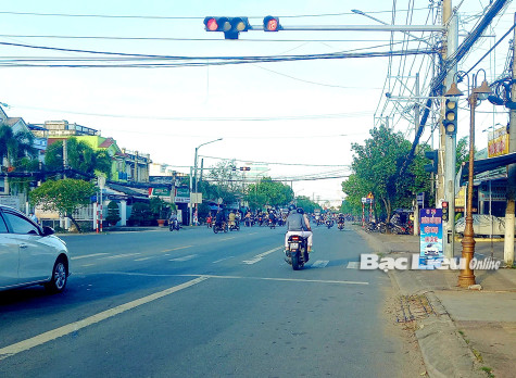 Xe 2 bánh không được đi thẳng khi đèn đỏ tại giao lộ 23 tháng 8 - Võ Thị Sáu