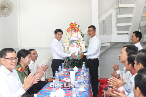 Tỉnh ủy - HĐND - UBND - Ủy ban MTTQ Việt Nam tỉnh: Thăm, chúc mừng các cơ sở Công giáo nhân dịp Giáng sinh năm 2022