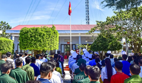 Quà xuân từ đất liền tặng chiến sĩ nơi đảo xa