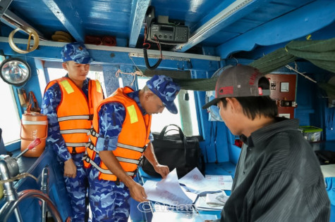 Bắt giữ tàu vận chuyển 45.000 lít dầu không rõ nguồn gốc