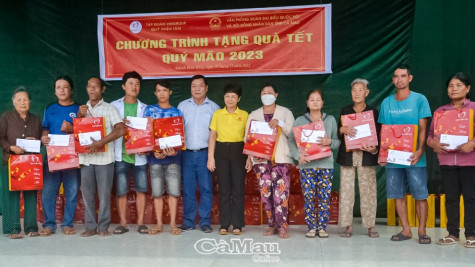 400 phần quà Tết tặng bà con nghèo