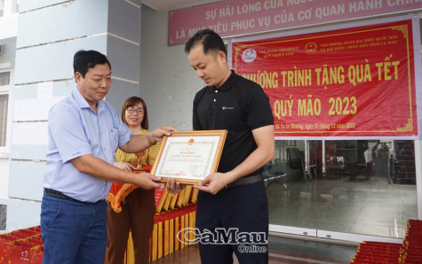 Chung tay đem Tết ấm đến bà con nghèo