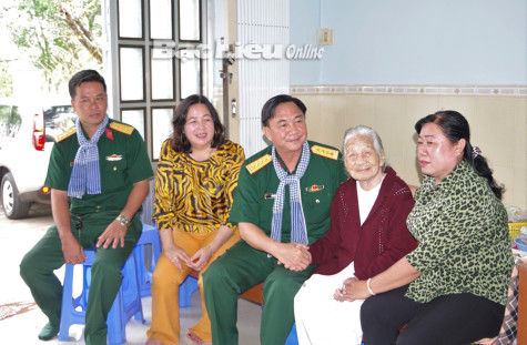 Đảng ủy Sư đoàn 4: Thăm và chúc Tết Mẹ Chính ủy- Nguyễn Thị Bình