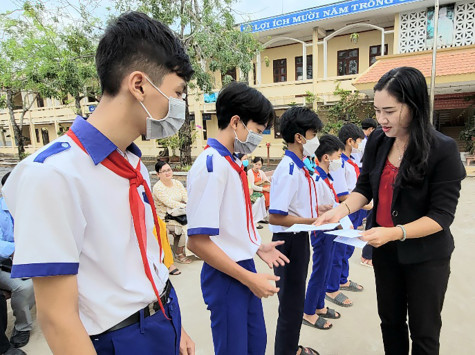 Báo Bạc Liêu trao 20 suất học bổng và quà cho học sinh nghèo