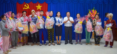 Phó Chủ tịch UBND tỉnh Nguyễn Minh Luân trao quà Tết tại xã Hồ Thị Kỷ
