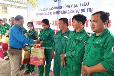 LĐLĐ tỉnh trao 70 suất quà tết cho công nhân Trung tâm Dịch vụ đô thị tỉnh