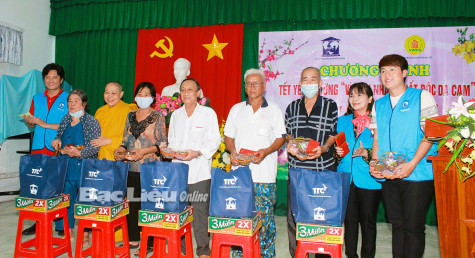 Tặng quà tết cho nạn nhân chất độc da cam và người nghèo