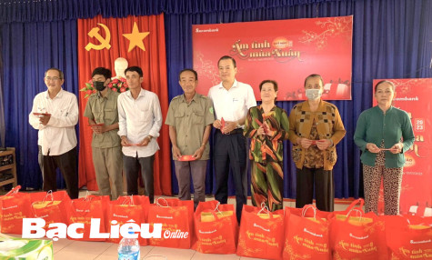 Sacombank - Chi nhánh Bạc Liêu: Trao 160 suất quà Tết cho gia đình chính sách và hộ nghèo