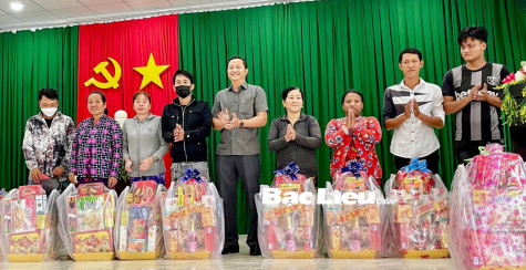 Các đoàn thể tặng quà Tết cho người nghèo và thiếu nhi có hoàn cảnh khó khăn