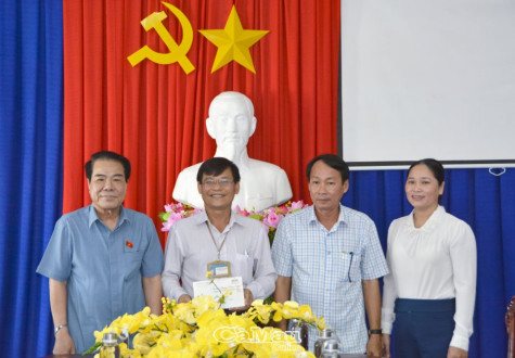 Ông Dương Thanh Bình tặng quà Tết Trung tâm Bảo trợ xã hội tỉnh
