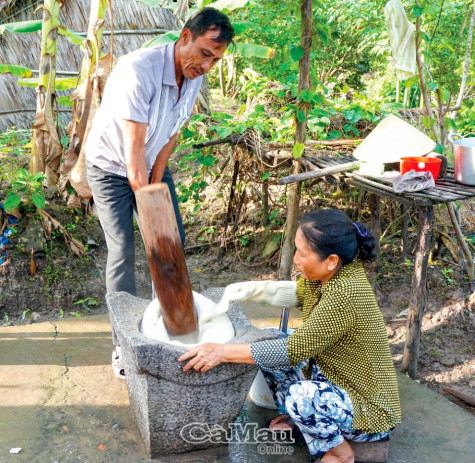 Quết bánh phồng ăn Tết