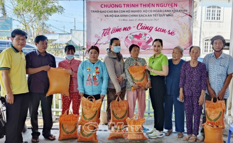 Trao 2 tấn gạo cho bà con khó khăn xã Hòa Thành