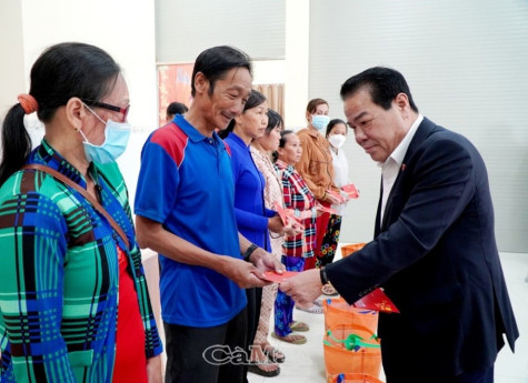Trao 300 suất quà "Xuân yêu thương - Tết sẻ chia"