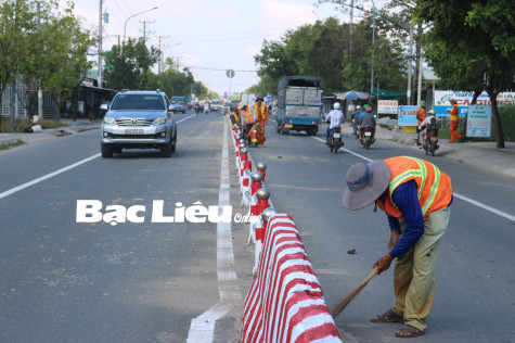 TP. Bạc Liêu: Vệ sinh mặt đường, sơn kẽ vạch đường phục vụ Tết
