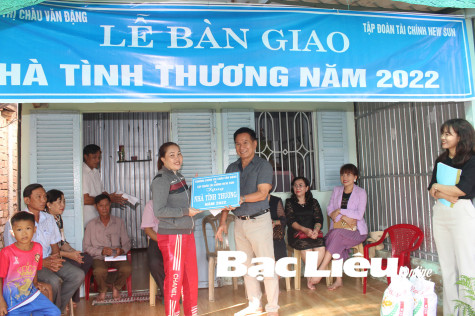 Trường Chính trị Châu Văn Đặng: Bàn giao 25 căn nhà tình thương cho hộ nghèo