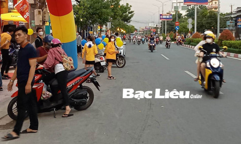Nhân viên các cửa hàng “tràn” xuống đường mời khách mua sắm