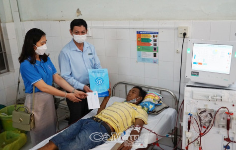 Động viên bệnh nhân hoàn cảnh khó khăn