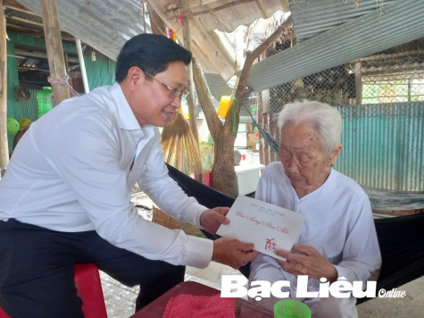 Chúc tết, tặng quà gia đình chính sách huyện Vĩnh Lợi và huyện Đông Hải