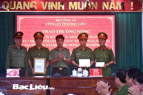 Thưởng nóng cho Ban chuyên án điều tra khám phá vụ án giết người, cướp tài sản xảy ra trên địa bàn xã Long Điền Đông, huyện Đông Hải