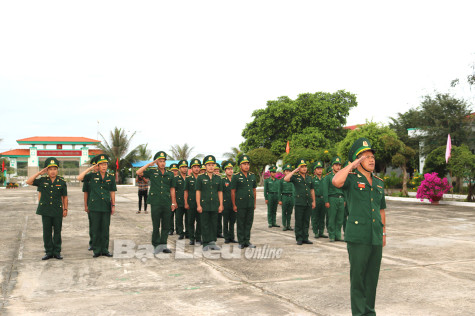 Thiêng liêng lễ chào cờ chủ quyền đầu năm mới