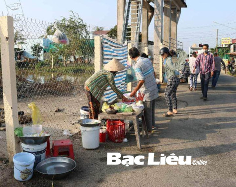 Mua bán trên cống gây mất trật tự an toàn giao thông