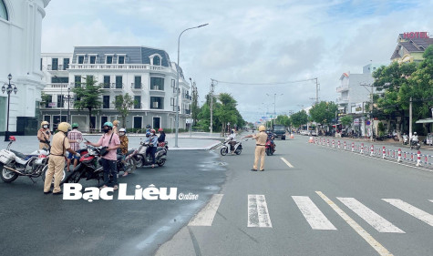Cảnh sát giao thông - những người đón Tết muộn