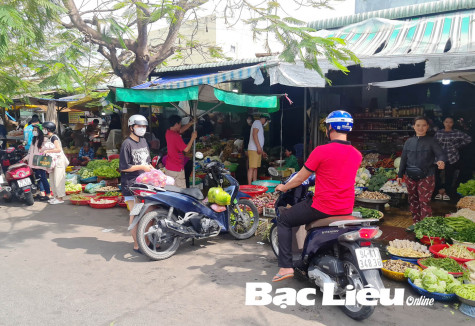 Thị trường thực phẩm sau Tết: Số lượng dồi dào, nhiều mặt hàng vẫn “neo” giá cao