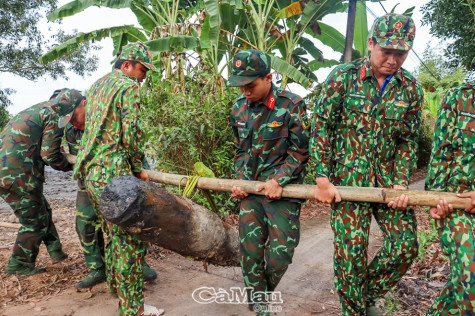 Thu gom an toàn quả bom 250 kg sót lại sau chiến tranh