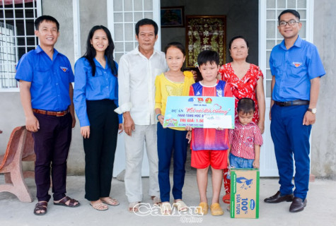 Trao học bổng “Kết nối đến trường”