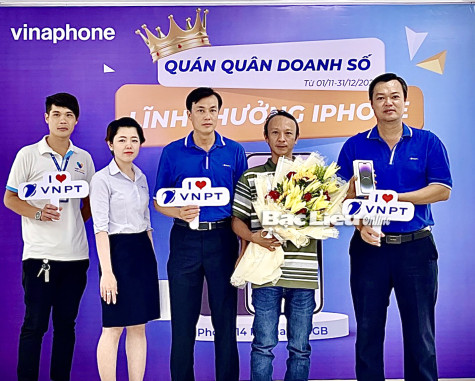 VNPT Bạc Liêu: Trao giải Chương trình “QUÁN QUÂN DOANH SỐ, LĨNH THƯỞNG IPHONE” cho Đại lý Đạt Khiêm
