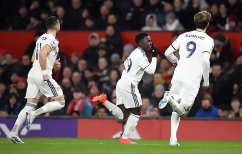 Man Utd nhọc nhằn chia điểm với Leeds United