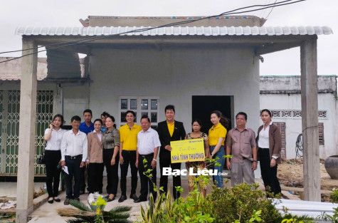 Ban Dân tộc và Tôn giáo: Bàn giao 2 căn nhà tình thương ở xã Long Điền Tây