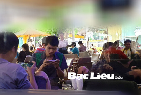 Giới trẻ làm gì trong​ các quán cà phê?