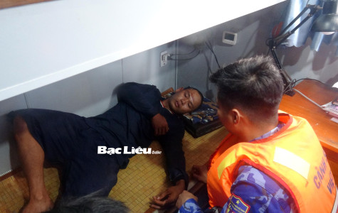 Bộ Tư lệnh Vùng Cảnh sát biển 4 kịp thời cấp cứu ngư dân gặp nạn trên biển