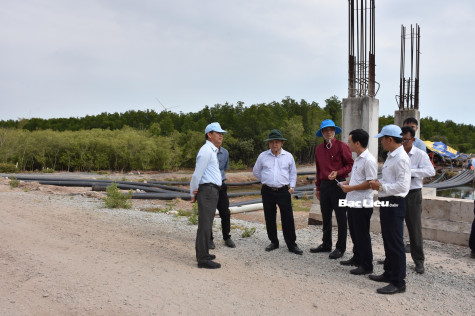 Phó Chủ tịch Thường trực UBND tỉnh - Lê Tấn Cận: Kiểm tra tiến độ thi công các công trình cấp thoát nước ven biển