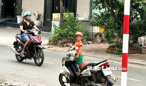 Cho trẻ cùng tham gia giao thông, hãy cẩn trọng!