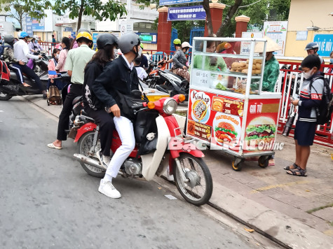 Hàng rong - hiểm họa trước cổng trường