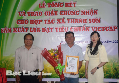 Trao giấy chứng nhận sản xuất lúa đạt tiêu chuẩn VietGAP cho HTX Thanh Sơn